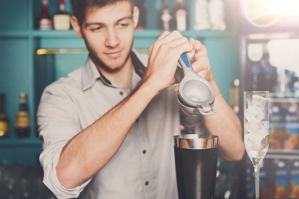 Barman fazendo coquetel com limão, close-up — Fotografia de Stock