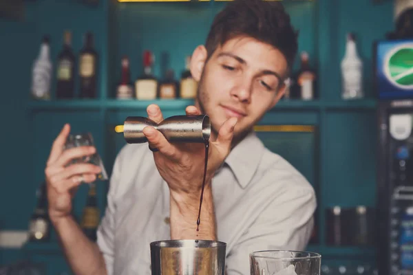 Barman gieten siroop in shaker — Stockfoto