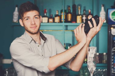 Sallayarak ve alkol kokteyl karışımı barmen