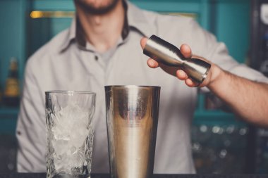 Barmen shaker içine dökülen şurubu