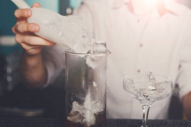 Barmen kokteyl closeup için buz yapma