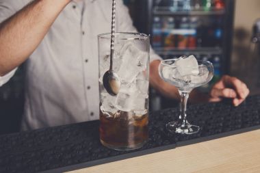 Genç Barmen karıştırma cosmopolitan kokteyl