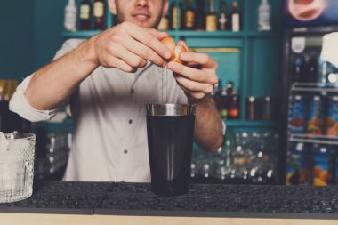 Yumurta sarısı ile kokteyl yapmak barmen