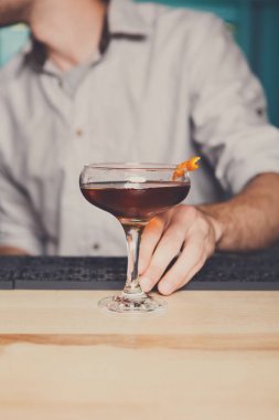 Barmen sunmaktadır alkollü kokteyl bar