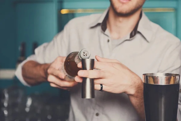 Barman gieten siroop in het meten van glas — Stockfoto