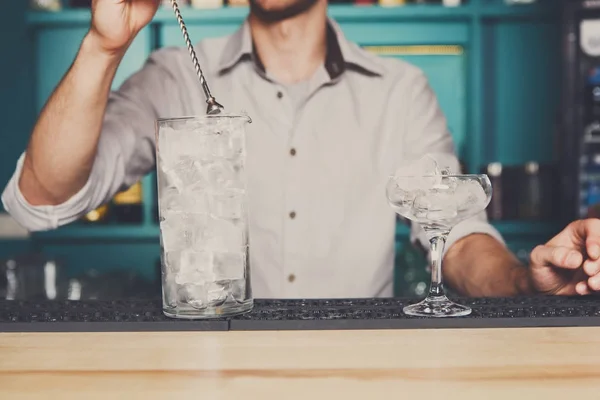 Camarero haciendo hielo para cóctel de cerca — Foto de Stock