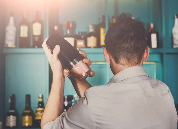 Barman mengen alcoholische cocktail shaker — Stockfoto