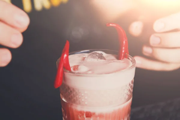 Creativo cocktail piccante sullo sfondo del bar — Foto Stock