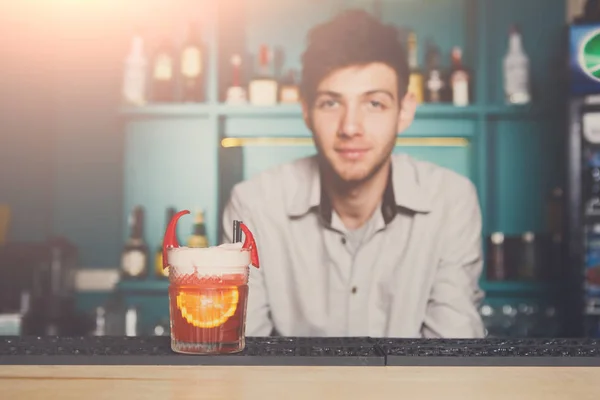 Barmanul oferă cocktail alcoolic picant exotic — Fotografie, imagine de stoc
