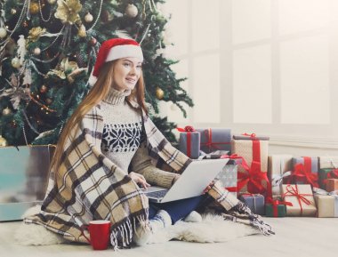 Laptop Noel iç adlı genç kadın online