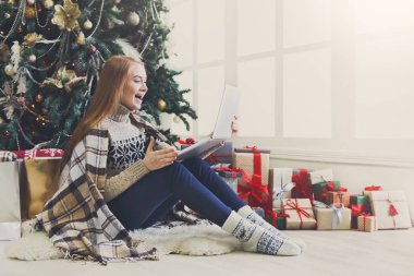 Laptop Noel iç, sürpriz kadın online