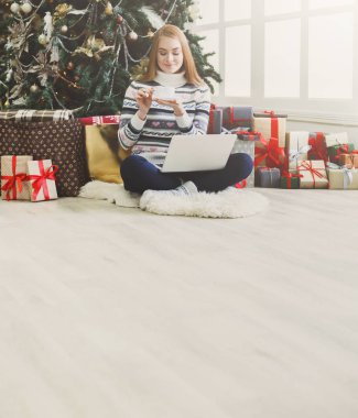 Online Noel için hazırlanıyor alışveriş kadın