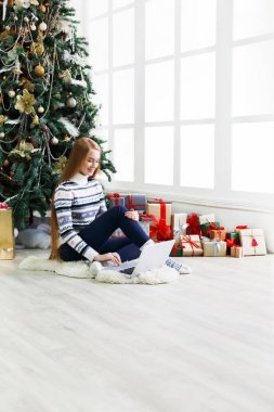 Laptop Noel iç adlı genç kadın online