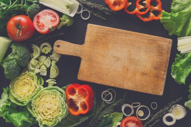 Çerçeve ahşap tahta at siyah arka plan ile taze sebze