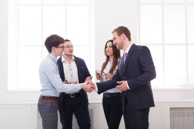 Kurumsal ofis toplantı, iş adamları iş sonuçlarını tartışmak