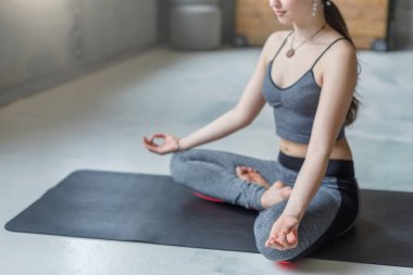 Yoga sınıfındaki genç kadın meditasyon poz rahatla