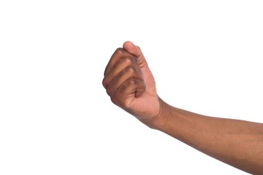 Siyah adam avuç avuç bir yumruk izole beyaz arka plan üzerinde yapar.