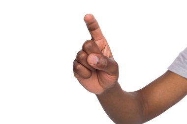 Siyah adamın dizin elini izole beyaz arka plan üzerinde düğmesine basın