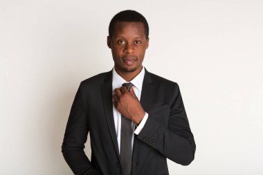 Siyah adam Yöneticisi kravat düzeltiyor. Portre