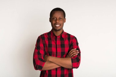 Siyah adam ile silah portre ayakta gülümseyen