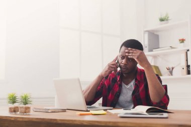 Genç işadamı çağrı cep telefonu modern beyaz ofis siyah