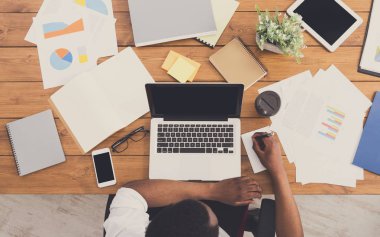 Afrikalı-Amerikalı işadamı iş, Masa üstü görünümü