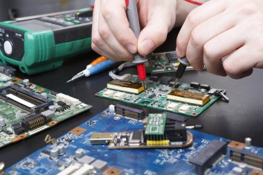 Elektronik devre kartı teftiş yakın çekim