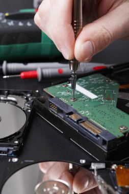 Sabit disk sürücü sökülmesi yakın çekim