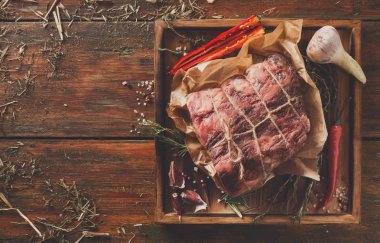 RAW zanaat yetkin rustik ahşap üzerine Başbakan kara angus sığır yaşlı