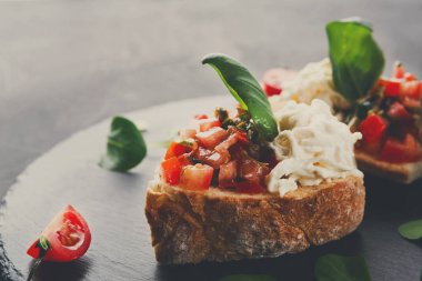 Bruschetta peynir ve siyah arka plan üzerine sebze ile