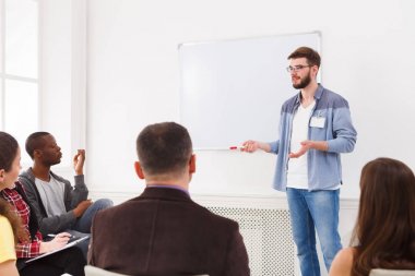 Kopya ofis tanıtımı yapan genç erkek