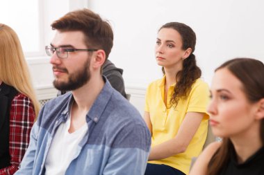 Grup seminerde, kopya alanı oturan insan