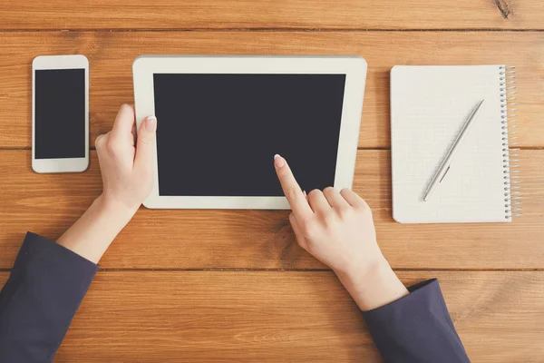 Mujer usando tableta en el lugar de trabajo, vista superior, primer plano — Foto de Stock