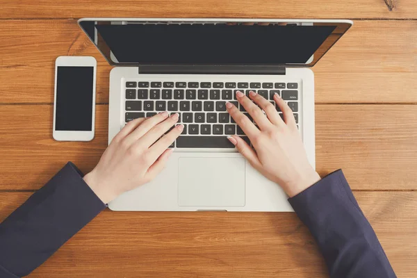 Erkek dizüstü Kahve Dükkanı, yakın çekim, üstten görünüm kullanma