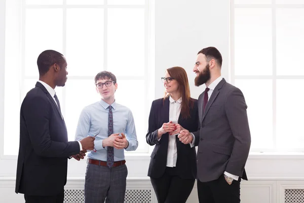 Reunión corporativa multiétnica de gerentes exitosos en ropa formal en la oficina, gente de negocios con espacio para copias — Foto de Stock