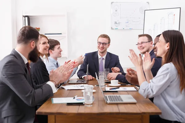 Team affärsmöte på vita office siterior. Anställda som klappar händerna jublande framgångsrika reporter — Stockfoto