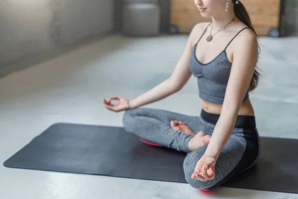 Mujer joven en clase de yoga, relajar la meditación pose — Foto de Stock