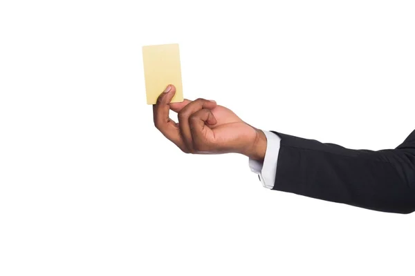 Close-up de mão masculina preta em terno segurando cartão de crédito ou débito em branco — Fotografia de Stock