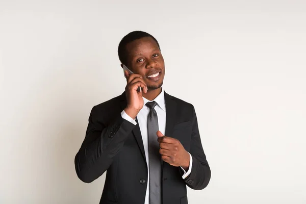 Zwarte mannelijke tevreden manager in pak staan praten over de telefoon. Portret — Stockfoto