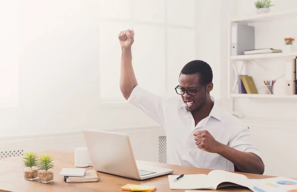 Feliz hombre de negocios ganar. Ganador, hombre negro en la oficina —  Fotos de Stock