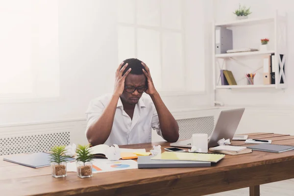 Empleado afroamericano cansado en el lugar de trabajo —  Fotos de Stock