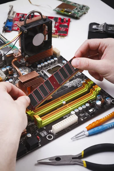 기술자는 마더보드를 마이크로프로세서에 연결 — 스톡 사진
