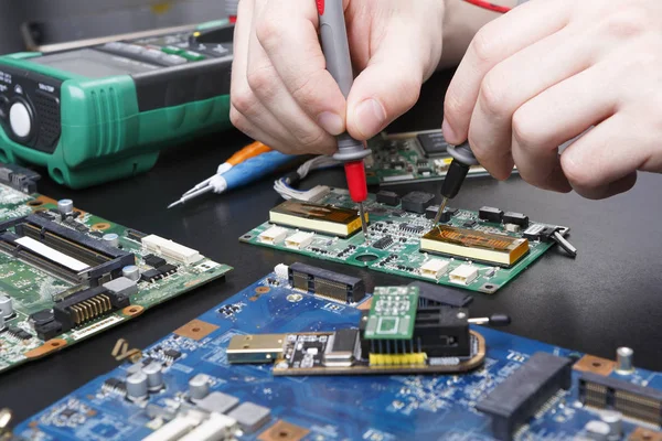 Placa de circuito electrónico inspeccionando de cerca —  Fotos de Stock