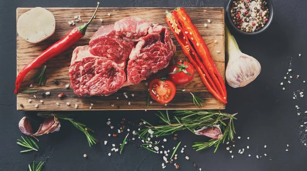 Kaburga eti ve baharat wood adlı siyah arka plan üzerinde