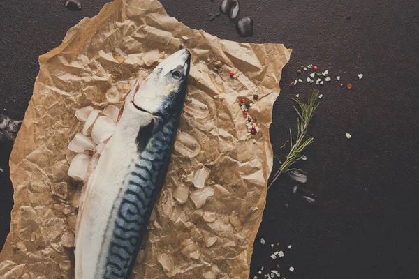 Siyah arka plan, Kraft kağıt üzerinde taze uskumru