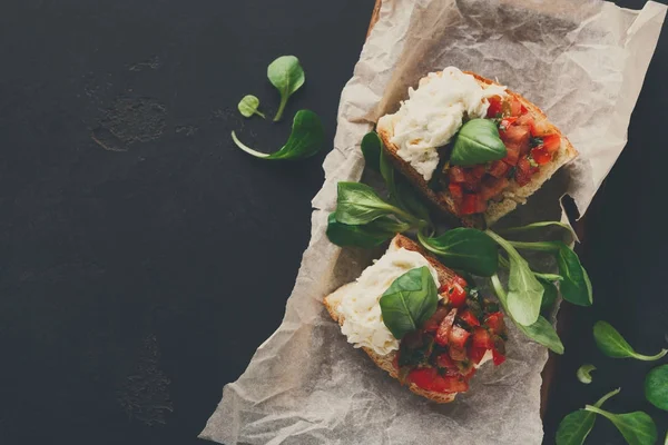 Bruschetta peynir ve siyah arka plan üzerine sebze ile — Stok fotoğraf