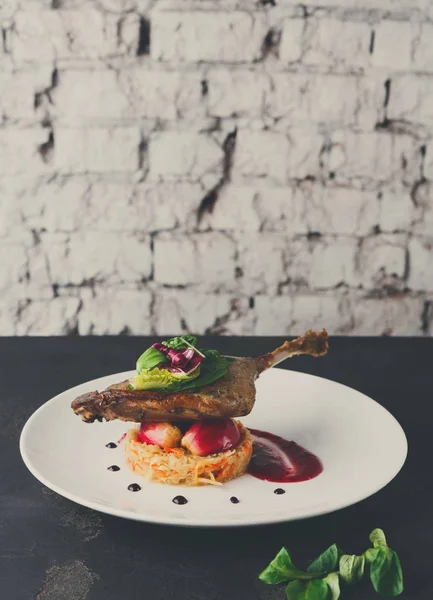 Restoran yemekleri. Ördek confit siyah adam sebze ile