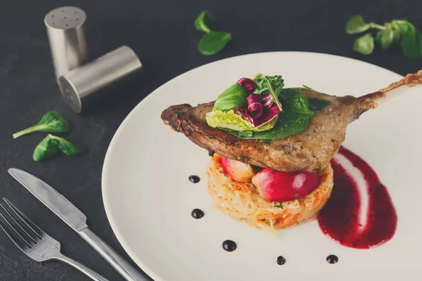 Restoran yemekleri. Ördek confit siyah adam sebze ile