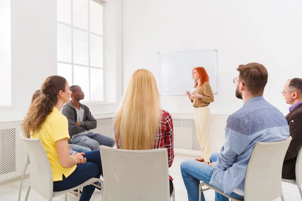 Rödhårig kvinna gör presentationen i office — Stockfoto