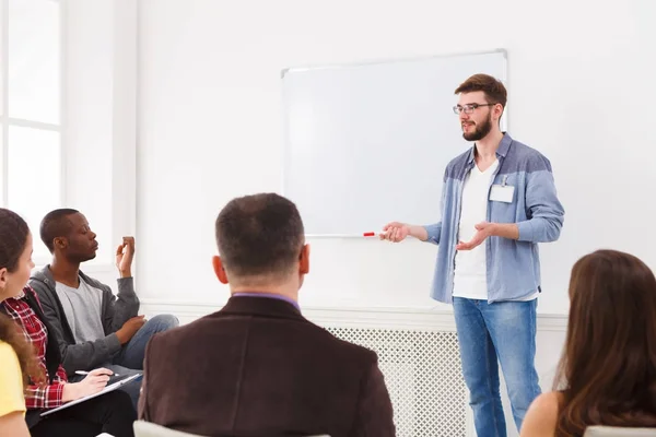 Joven haciendo presentación en espacio de copia de oficina — Foto de Stock